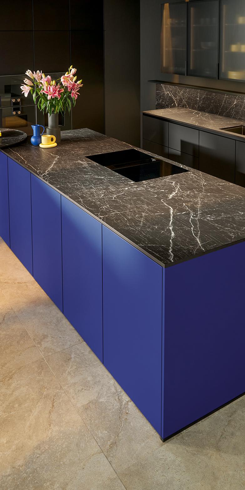systemo ceramic APL auf blauer Kücheninsel mit integrierter Spüle