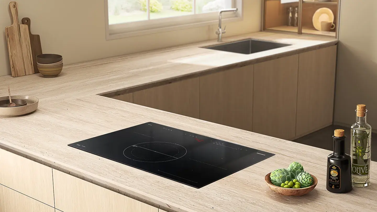 L-Küche in Holzoptik mit Samsung Kochfeld im Vordergrund