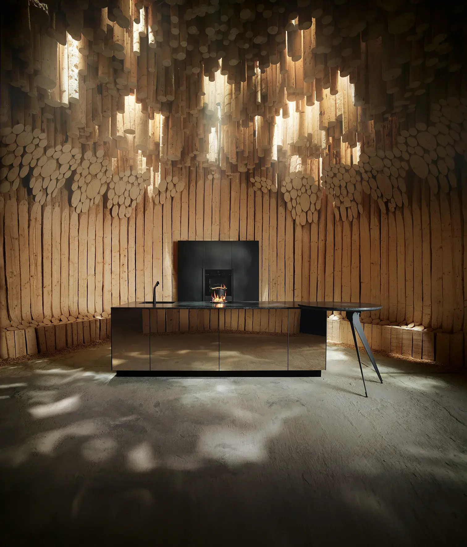 next125 The Fireplace verspiegelte Kücheninsel mit rundem Ansatztisch inmitten eines Holzsäulensaals gestaltet vom Architekten Francis Kéré