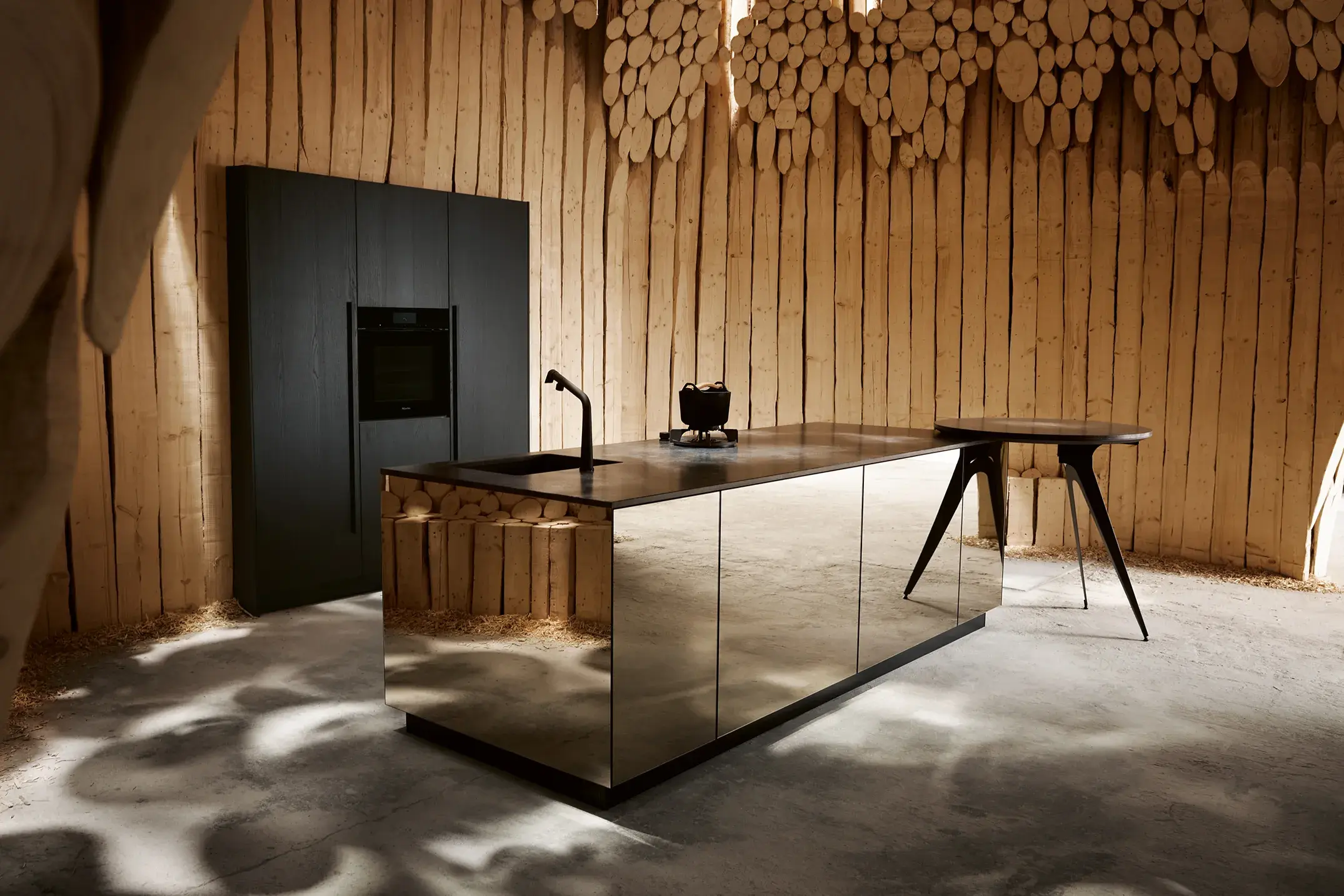 next125 verspiegelte Kücheninsel mit Ansatztisch im Pavillon vom Berliner Architekten Francis Kéré auf der Milan Design Week 2024