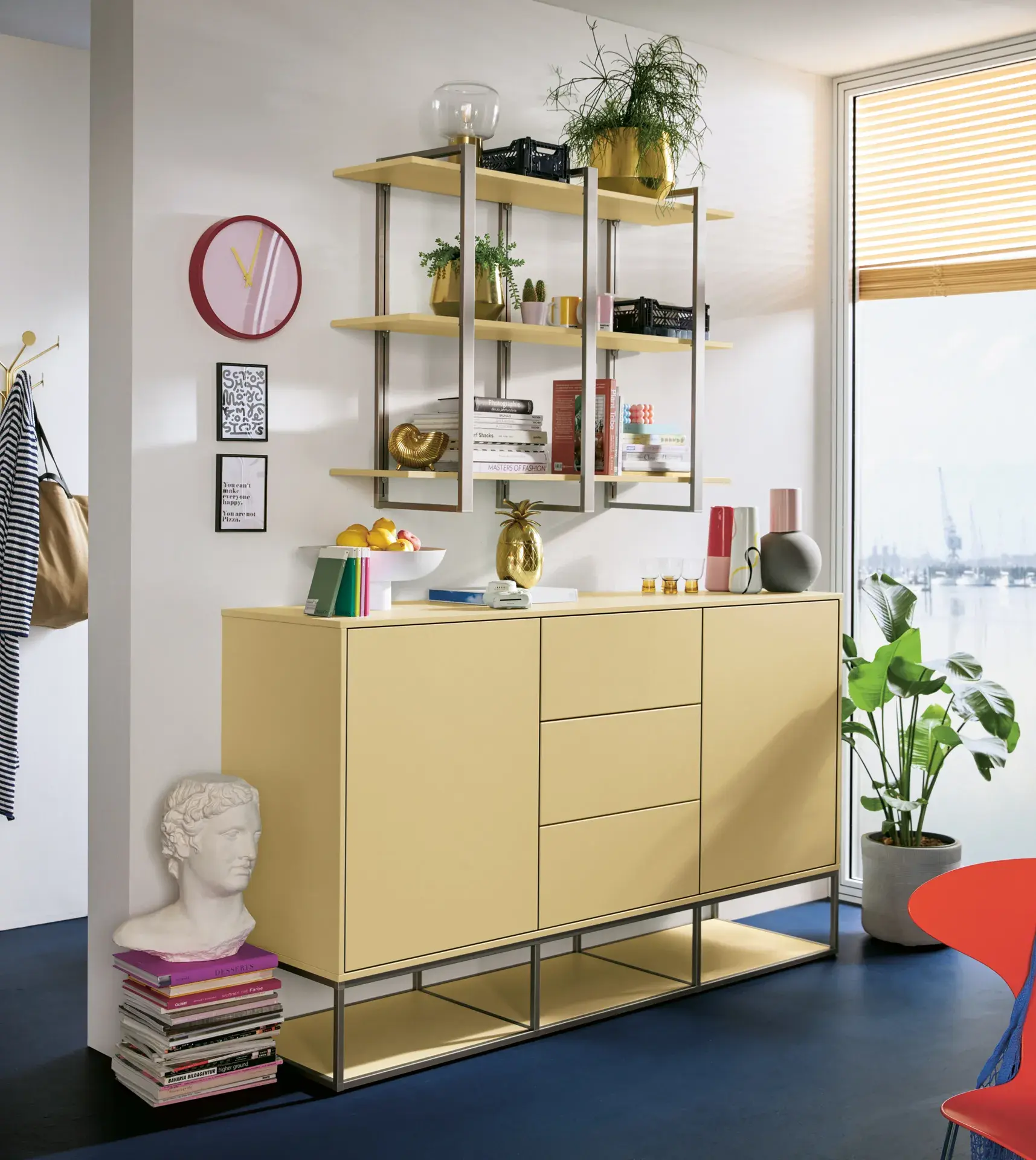 griffloses Schüller Sideboard auf silbernem Rahmensockel in Beige