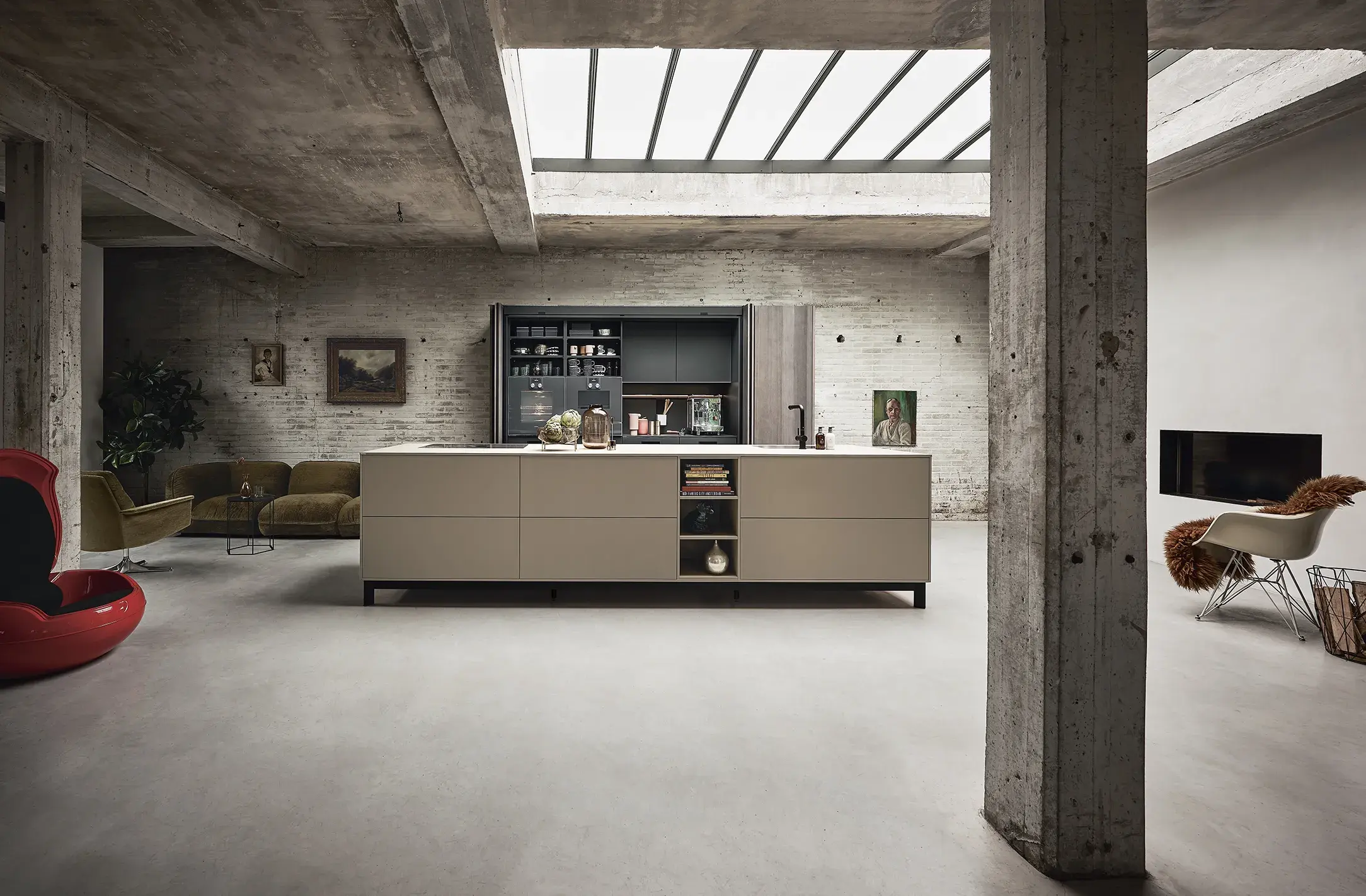 next 125 Kücheninsel nx510 in Saharabeige samtmatt auf onyxschwarzem Sockelgestell in einer Loft Wohnung