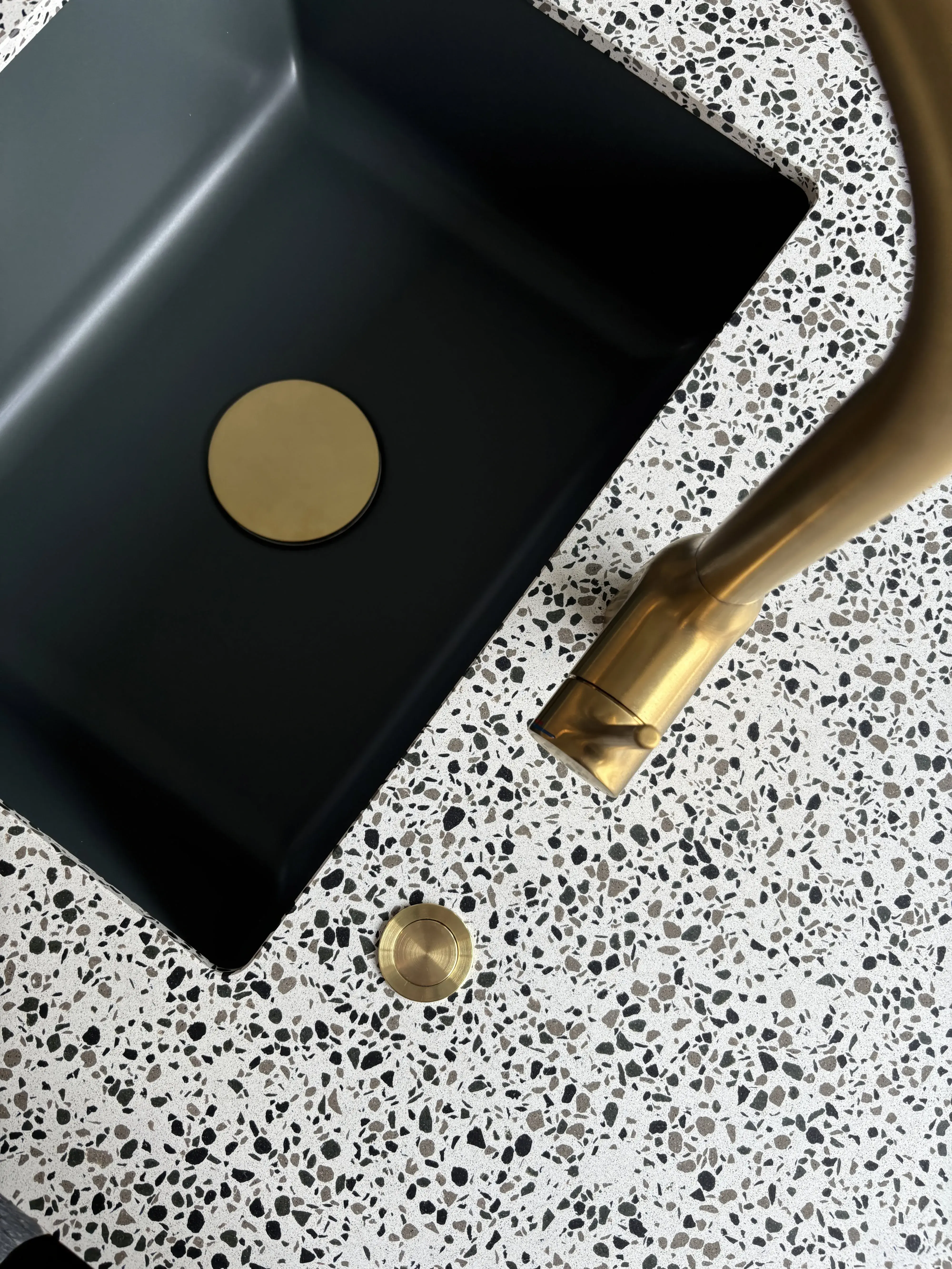 Strasser ALPINOVA cubo terra luna Leather Look Detail Spuelenausschnitt Fotocredit STRASSER Steine GmbH