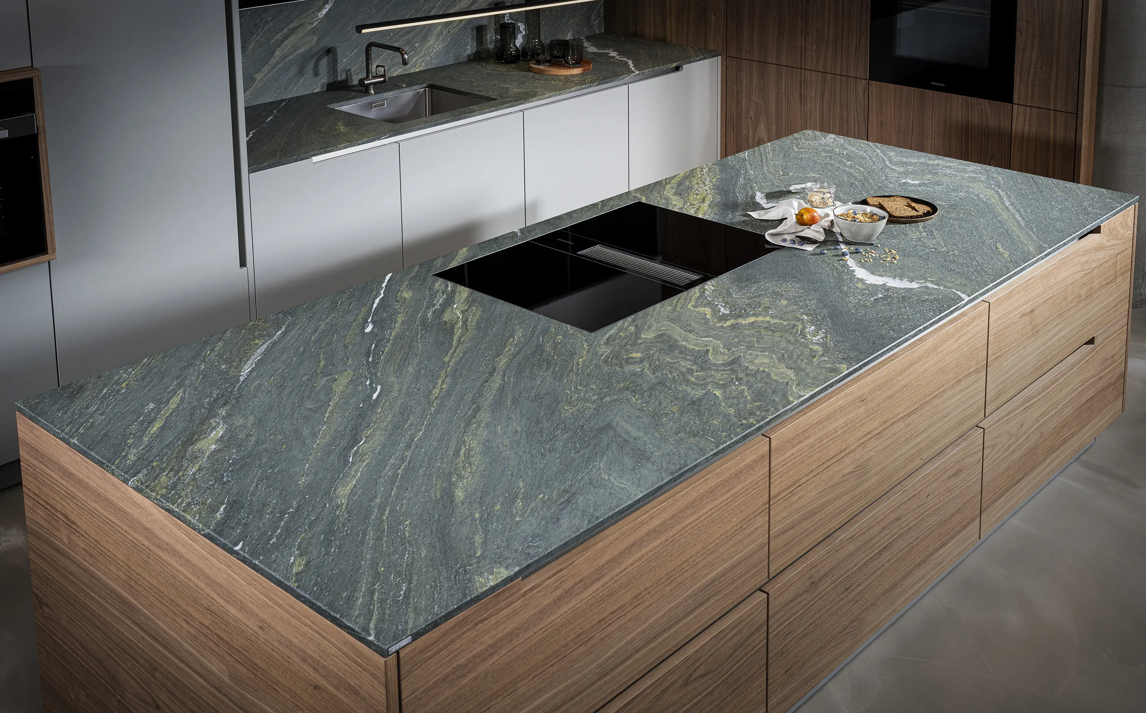 Strasser Naturstein Alpengrün semi gloss Fotocredit STRASSER Steine GmbH